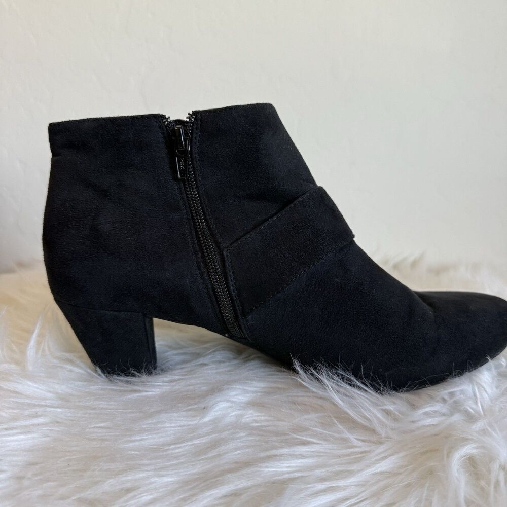 Comfort Plus By Predictions Faux Suede Black Buckle Heeled Ankle Bootie Witchy - Picture 8 of 9